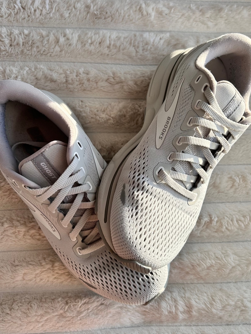 Brooks Athletic Running Shoes Gray / White Size- 7